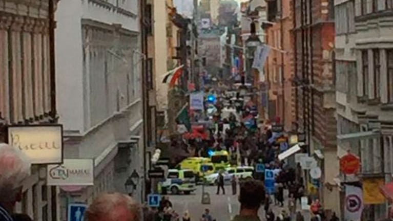 La policía acordonó las cercanías del centro comercial del barrio de Drottninggatan.