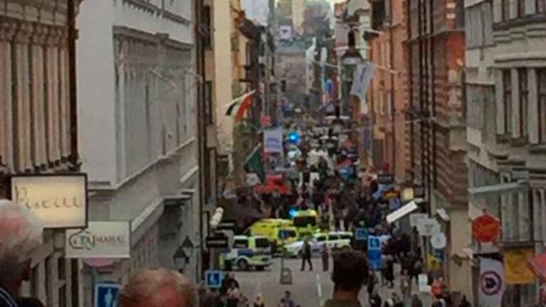 La policía acordonó las cercanías del centro comercial del barrio de Drottninggatan.