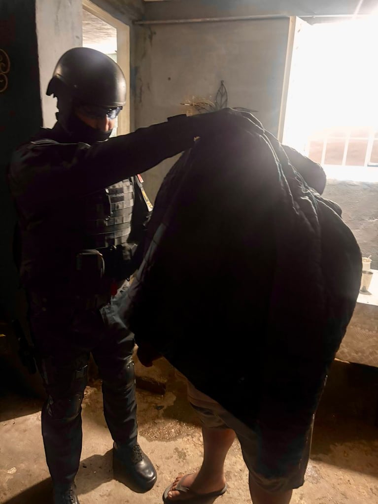 La Policía Antinarcotráfico secuestró dinero, un auto y pruebas clave en el operativo de La Calera.