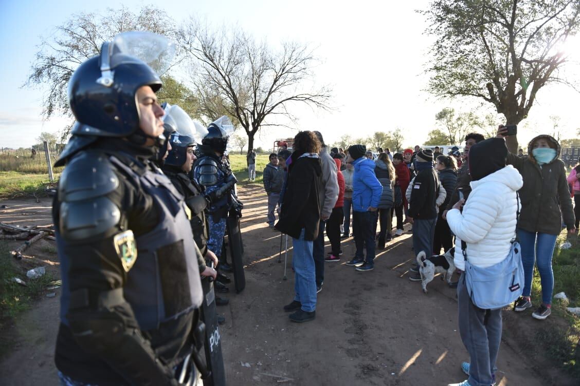 La Policía aplicó la orden de desalojo y los vecinos resistieron. Foto: Lucio Casalla / ElDoce.tv.