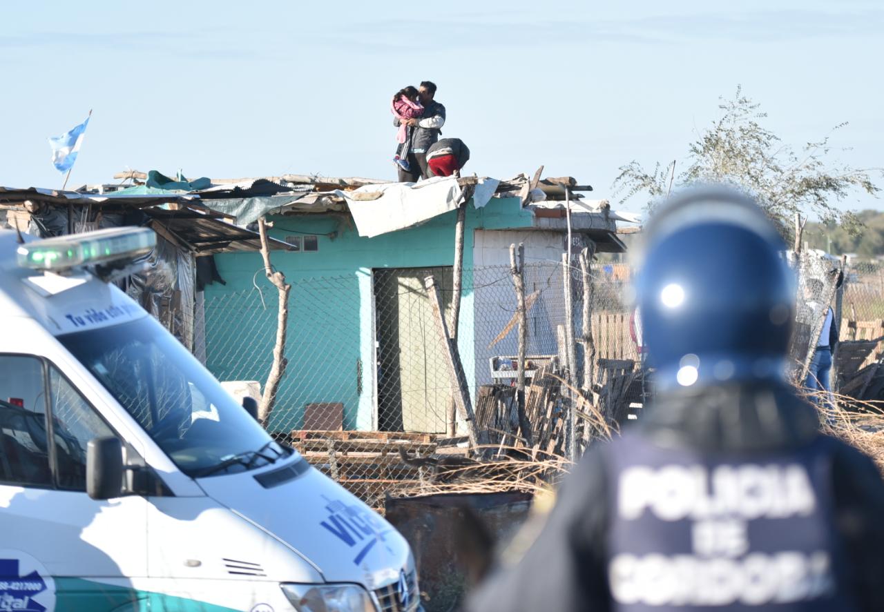 La Policía aplicó la orden de desalojo y los vecinos resistieron. Foto: Lucio Casalla / ElDoce.tv.