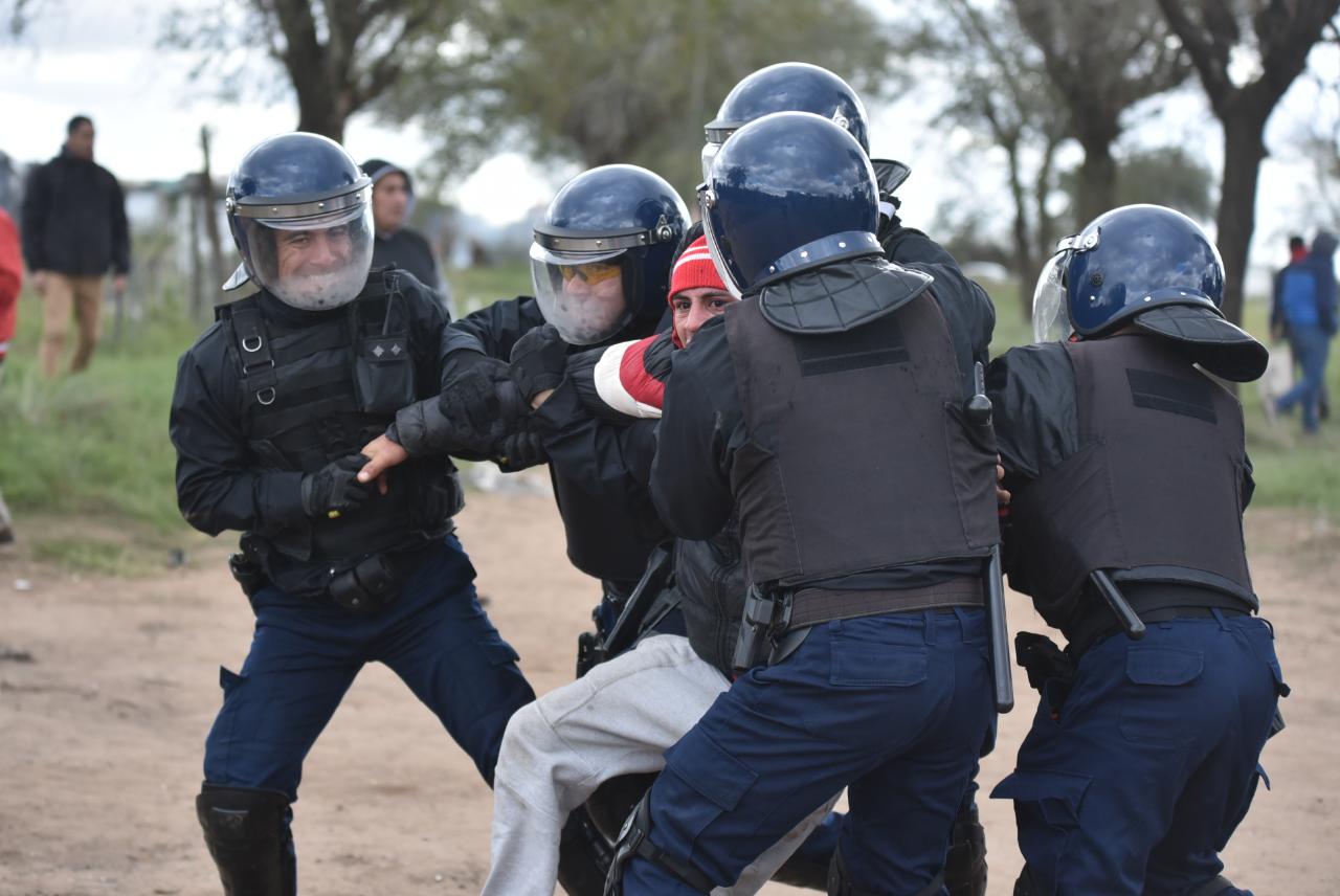 La Policía aplicó la orden de desalojo y los vecinos resistieron. Foto: Lucio Casalla / ElDoce.tv.