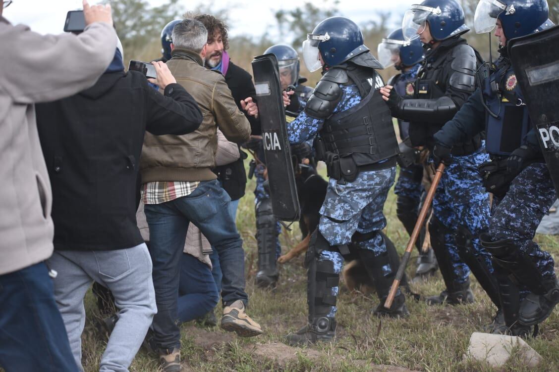 La Policía aplicó la orden de desalojo y los vecinos resistieron. Foto: Lucio Casalla / ElDoce.tv.