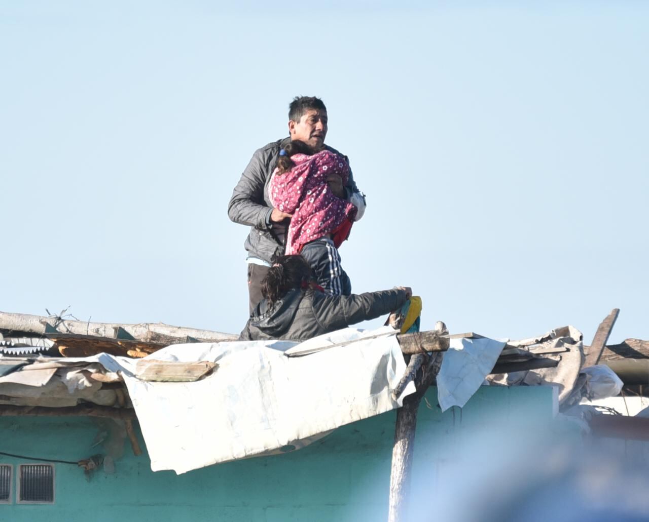 La Policía aplicó la orden de desalojo y los vecinos resistieron. Foto: Lucio Casalla / ElDoce.tv.