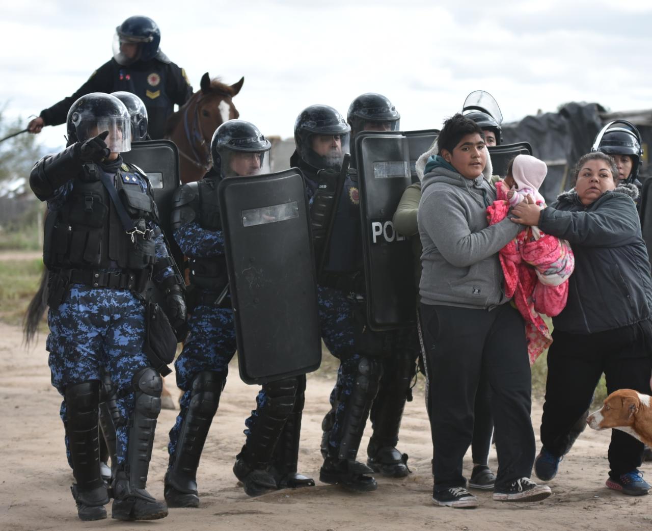 La Policía aplicó la orden de desalojo y los vecinos resistieron. Foto: Lucio Casalla / ElDoce.tv.