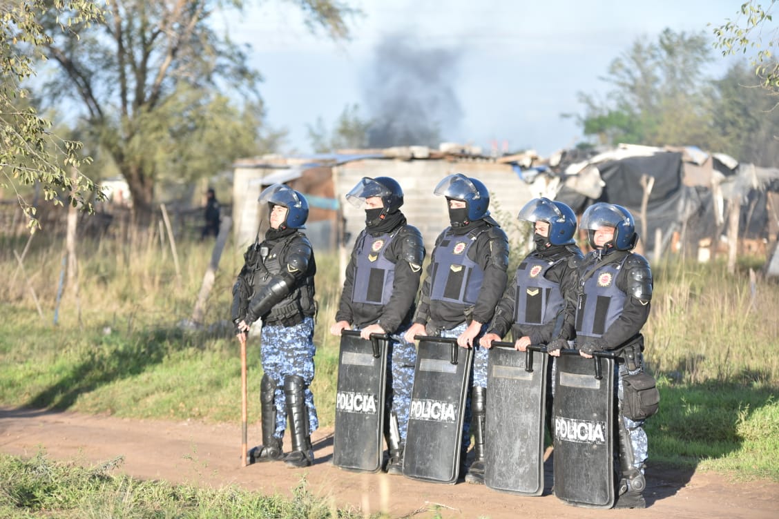 La Policía aplicó la orden de desalojo y los vecinos resistieron. Foto: Lucio Casalla / ElDoce.tv.