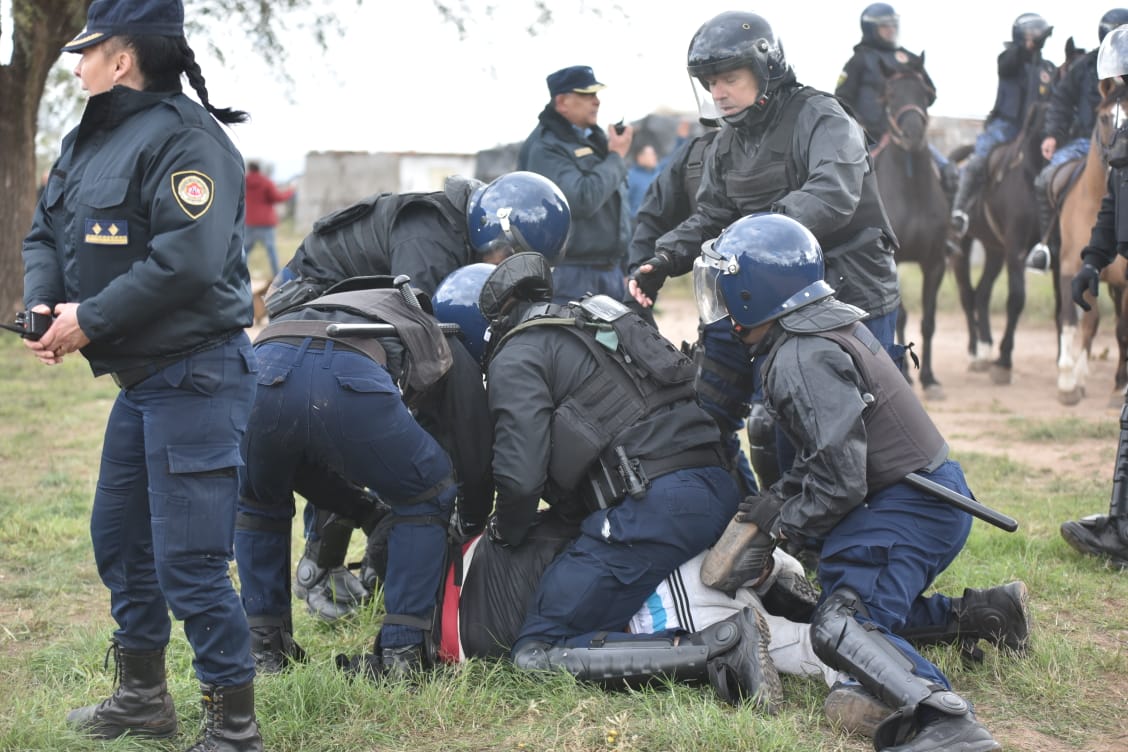 La Policía aplicó la orden de desalojo y los vecinos resistieron. Foto: Lucio Casalla / ElDoce.tv.