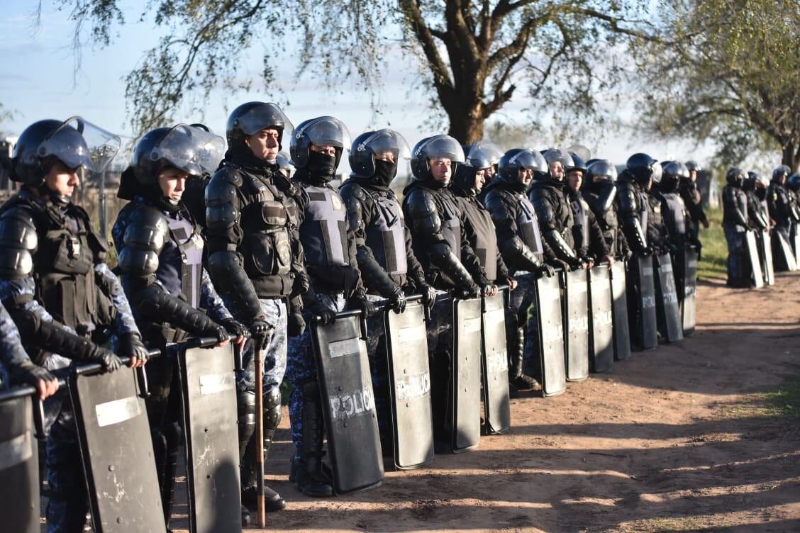 La Policía aplicó la orden de desalojo y los vecinos resistieron. Foto: Lucio Casalla / ElDoce.tv.