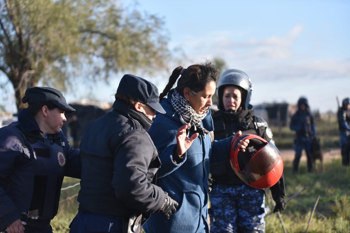 La Policía aplicó la orden de desalojo y los vecinos resistieron. Foto: Lucio Casalla / ElDoce.tv.