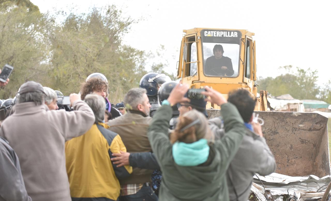 La Policía aplicó la orden de desalojo y los vecinos resistieron. Foto: Lucio Casalla / ElDoce.tv.