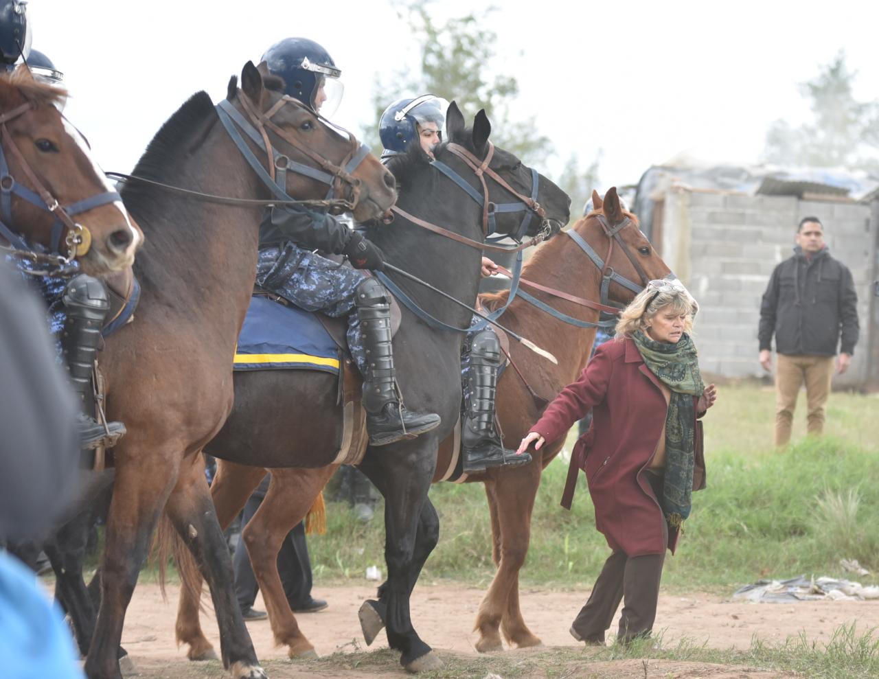 La Policía aplicó la orden de desalojo y los vecinos resistieron. Foto: Lucio Casalla / ElDoce.tv.