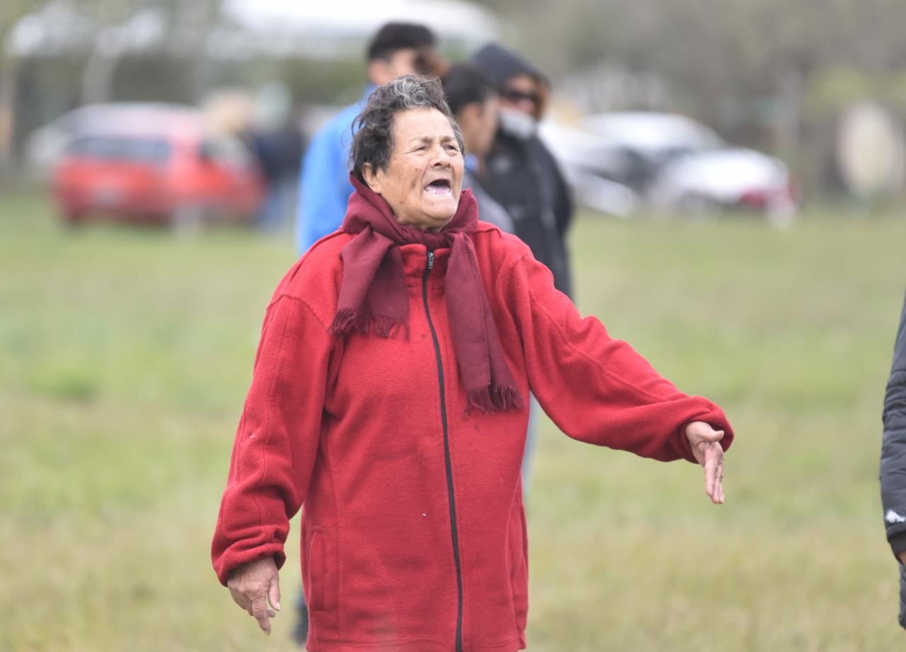 La Policía aplicó la orden de desalojo y los vecinos resistieron. Foto: Lucio Casalla / ElDoce.tv.