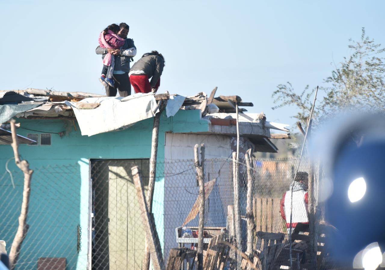 La Policía aplicó la orden de desalojo y los vecinos resistieron. Foto: Lucio Casalla / ElDoce.tv.