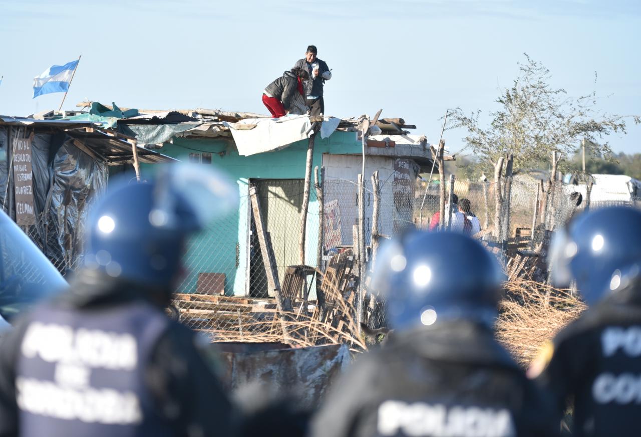 La Policía aplicó la orden de desalojo y los vecinos resistieron. Foto: Lucio Casalla / ElDoce.tv.