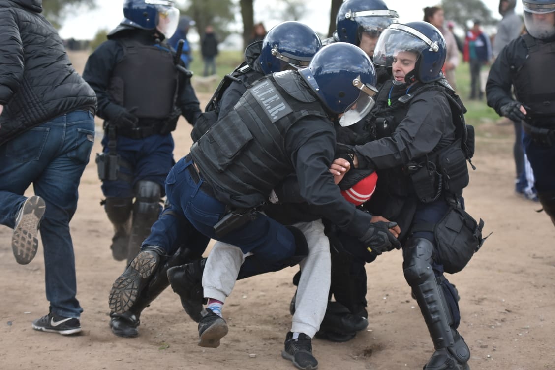 La Policía aplicó la orden de desalojo y los vecinos resistieron. Foto: Lucio Casalla / ElDoce.tv.