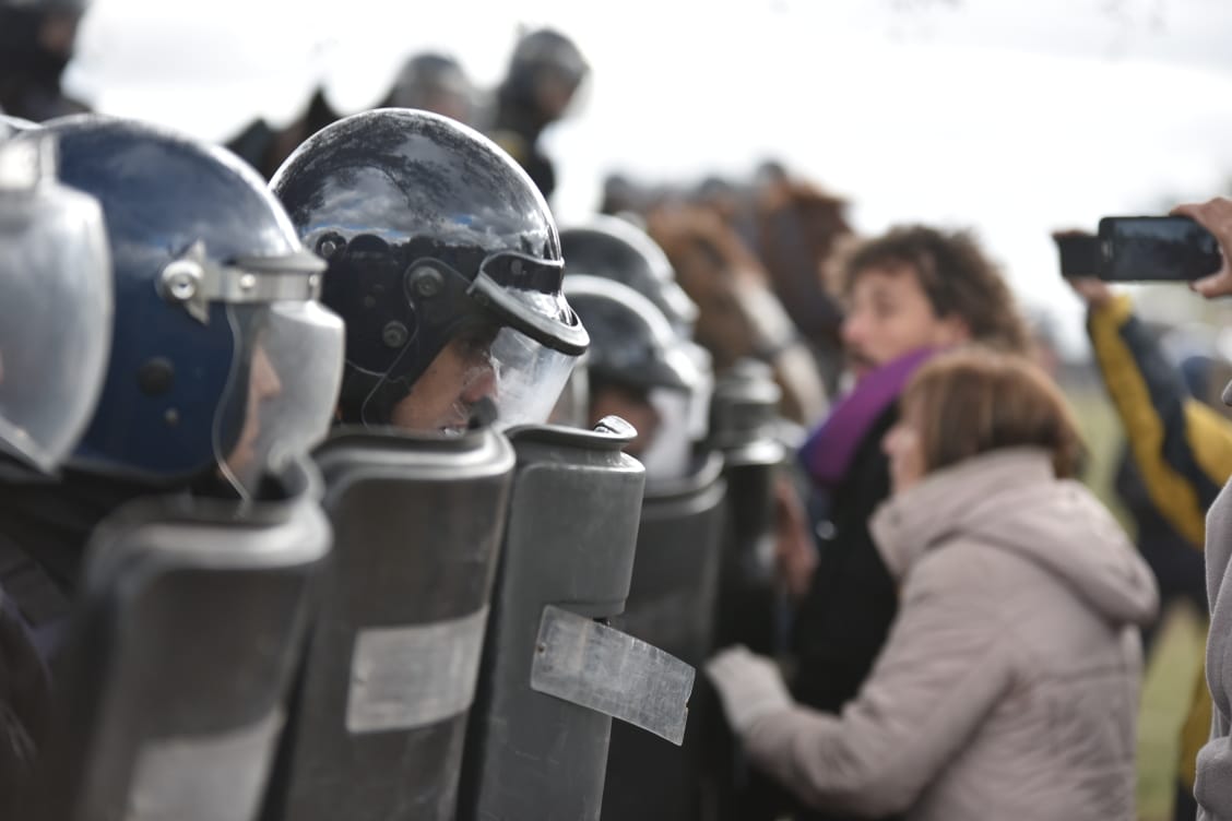 La Policía aplicó la orden de desalojo y los vecinos resistieron. Foto: Lucio Casalla / ElDoce.tv.