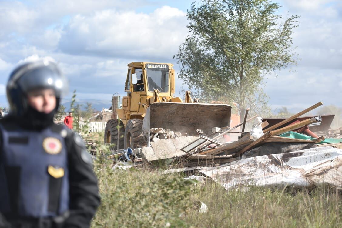 La Policía aplicó la orden de desalojo y los vecinos resistieron. Foto: Lucio Casalla / ElDoce.tv.