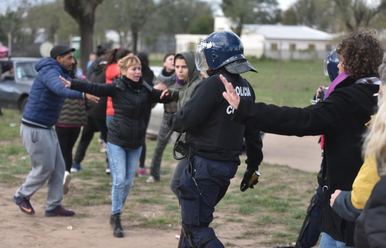 La Policía aplicó la orden de desalojo y los vecinos resistieron. Foto: Lucio Casalla / ElDoce.tv.