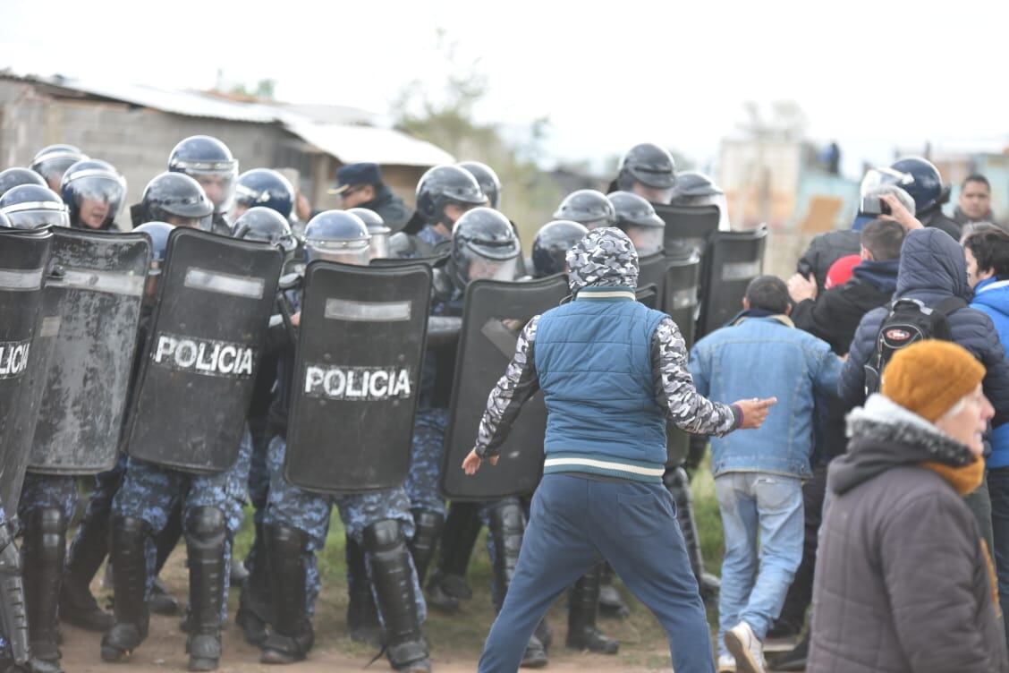 La Policía aplicó la orden de desalojo y los vecinos resistieron. Foto: Lucio Casalla / ElDoce.tv.