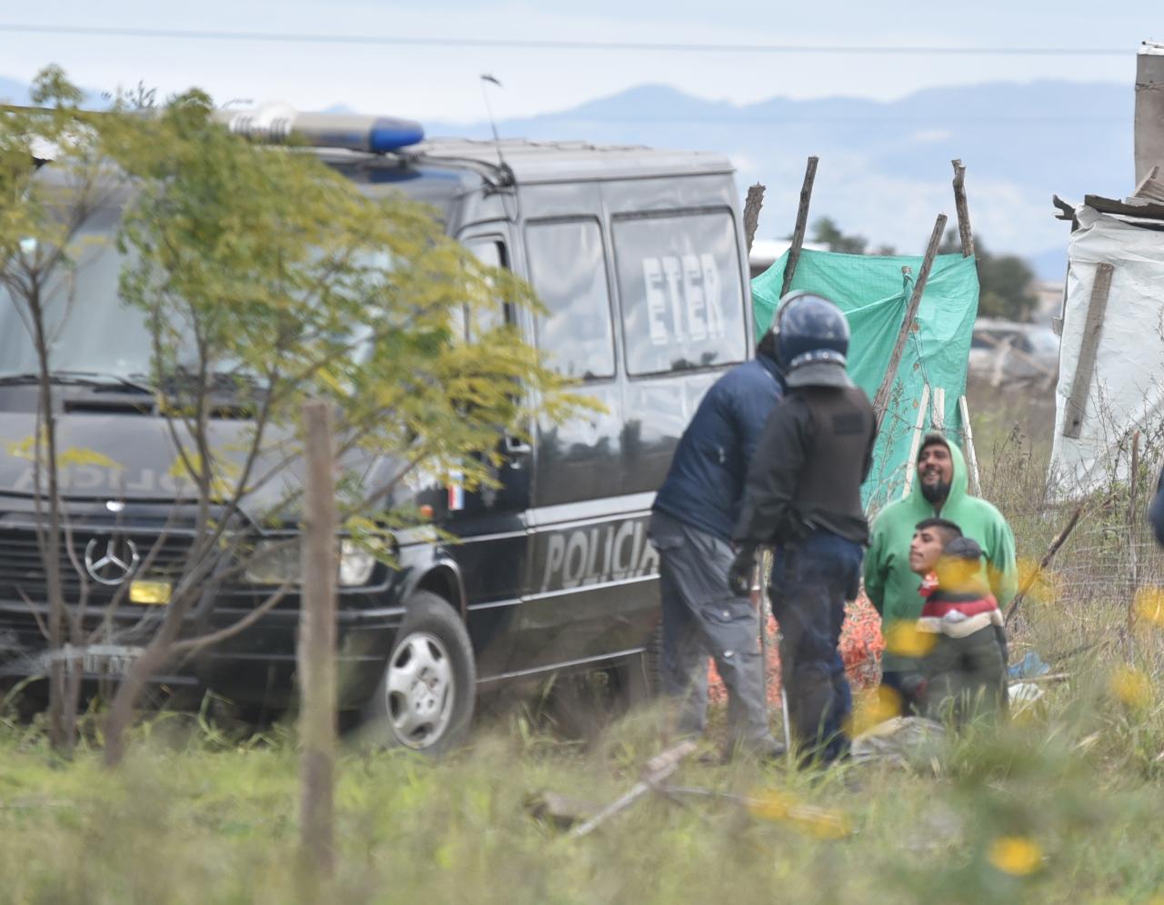 La Policía aplicó la orden de desalojo y los vecinos resistieron. Foto: Lucio Casalla / ElDoce.tv.