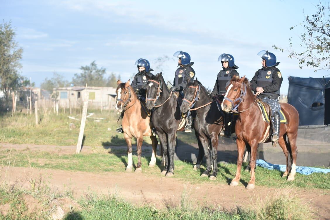 La Policía aplicó la orden de desalojo y los vecinos resistieron. Foto: Lucio Casalla / ElDoce.tv.