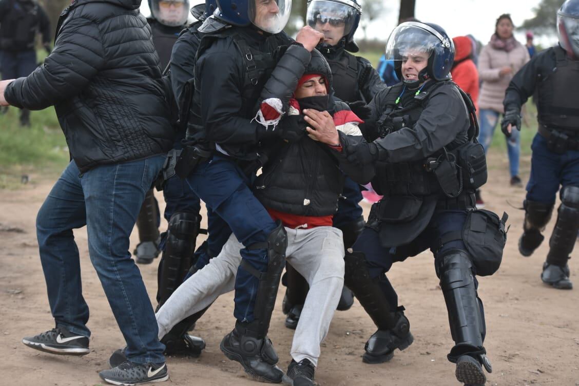 La Policía aplicó la orden de desalojo y los vecinos resistieron. Foto: Lucio Casalla / ElDoce.tv.