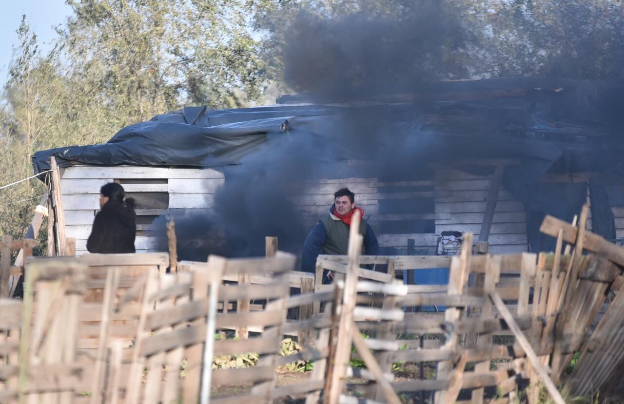 La Policía aplicó la orden de desalojo y los vecinos resistieron. Foto: Lucio Casalla / ElDoce.tv.