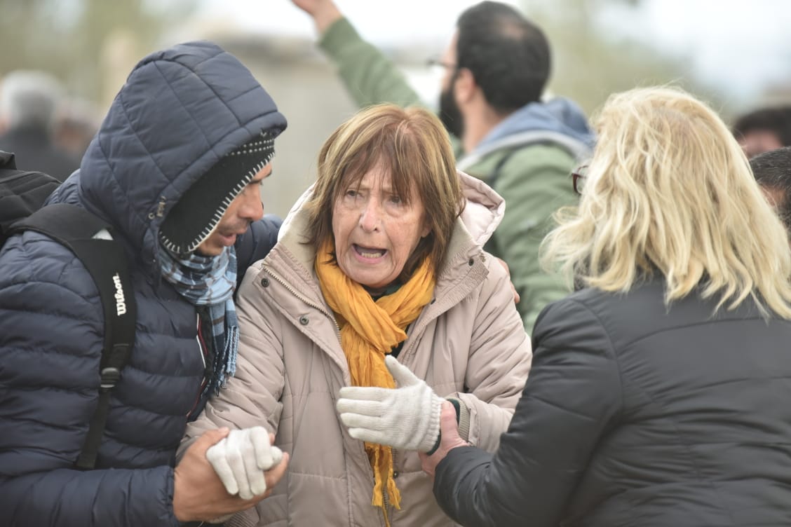 La Policía aplicó la orden de desalojo y los vecinos resistieron. Foto: Lucio Casalla / ElDoce.tv.