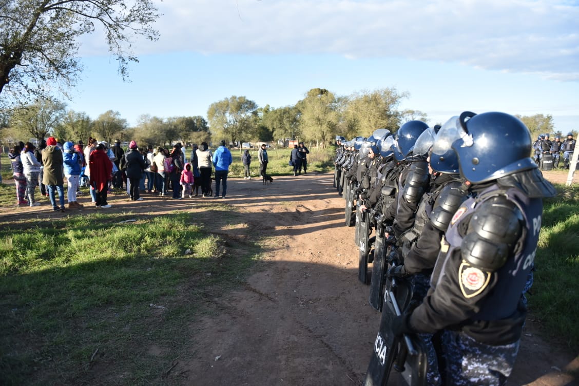 La Policía aplicó la orden de desalojo y los vecinos resistieron. Foto: Lucio Casalla / ElDoce.tv.