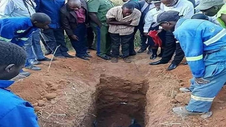 La Policía busca a los tres hombres que cavaron el pozo de la muerte.