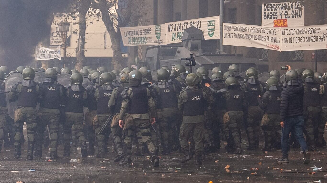 La Policía busca desalojar a los manifestantes en las afueras del Congreso mientras se debate la Ley Bases. (Foto: Agustina Ribó / TN)