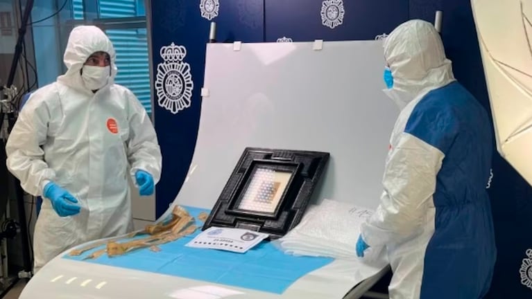 La Policía Científica al inspeccionar el paquete encontrado.