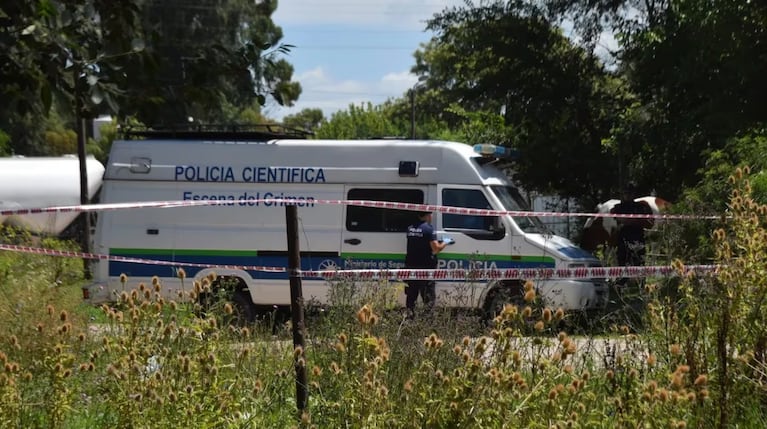 La Policía Científica trabajó durante horas en la casa quinta de Brandsen donde hallaron muerto al empresario.