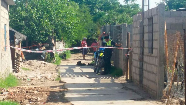 La Policía custodia la humilde casa donde encontraron el cadáver. Foto: La Gaceta.