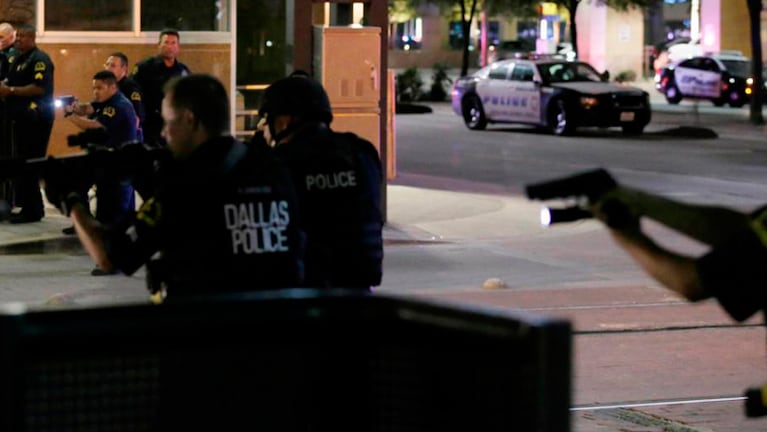La Policía de Dallas reacciona tras el ataque de francotiradores.