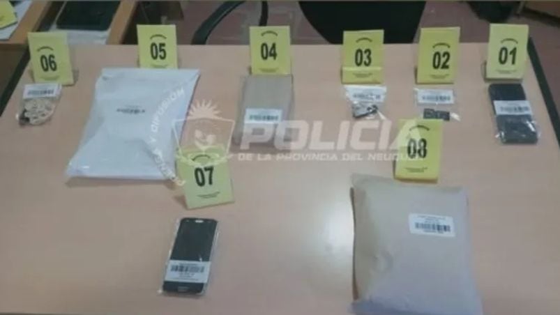 La Policía de Neuquén confiscó celulares y computadoras vinculadas al caso.
