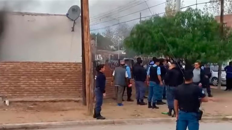La policía detuvo al pistolero pero no pudo evitar que le quemen su casa de Plaza Huincul.