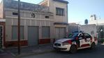 La policía en el lugar donde murió el delincuente.