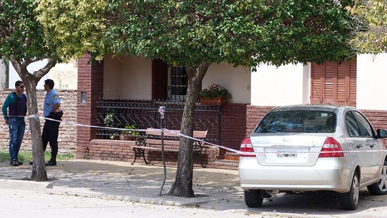 La Policía encontró a la anciana sin vida en su patio. Foto: Radio Comunidad.
