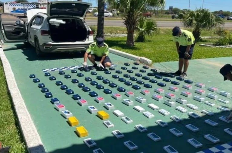 La policía encontró los celulares escondidos en el motor y los paneles del baúl del auto.