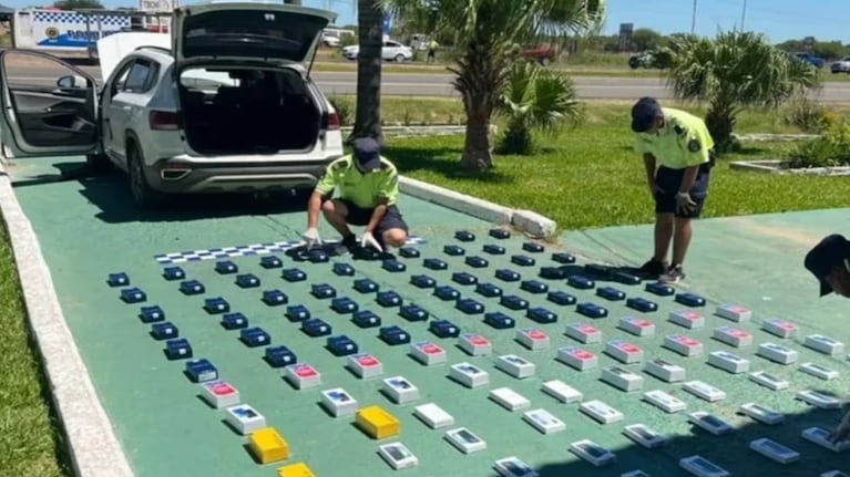 La policía encontró los celulares escondidos en el motor y los paneles del baúl del auto.