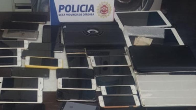 La policía encontró más de 80 celulares iPhone robados y busca a sus dueños