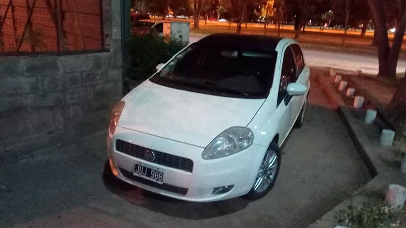 La policía encontró y secuestró el Fiat Punto de los ladrones, pero no pudo allanar la vivienda donde estaría el maletín robado.