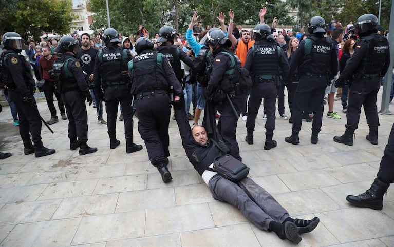 La Policía española se enfrentó con los catalanes que quería votar. 