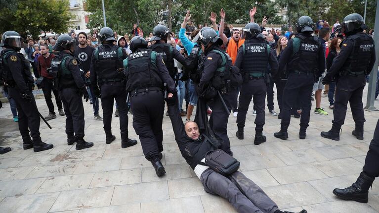 La Policía española se enfrentó con los catalanes que quería votar.