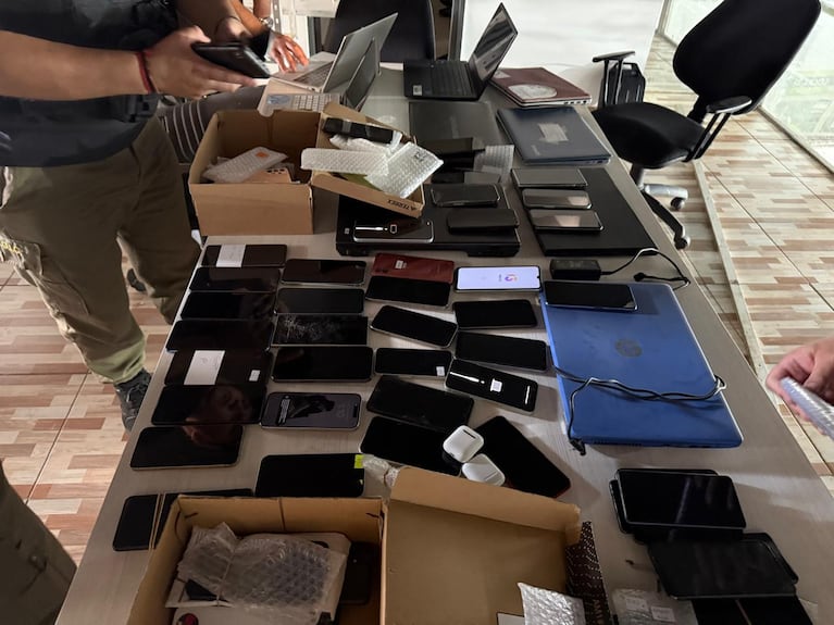 La policía expondrá los celulares recuperados en los allanamientos.