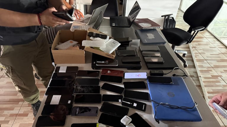 La policía expondrá los celulares recuperados en los allanamientos.
