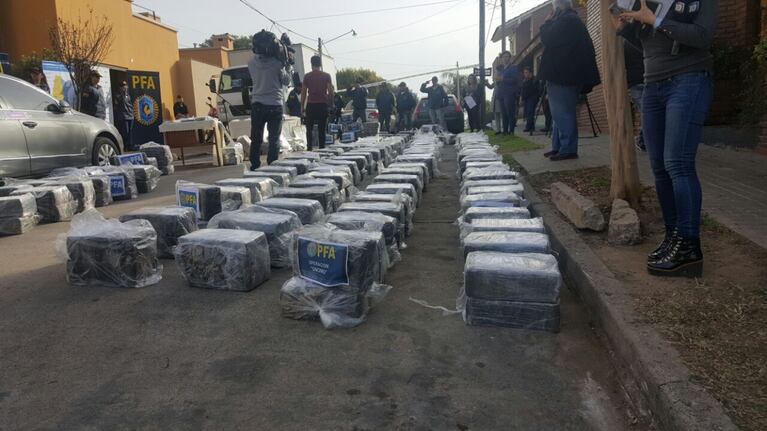 La Policía Federal exhibió lo secuestrado en el operativo.