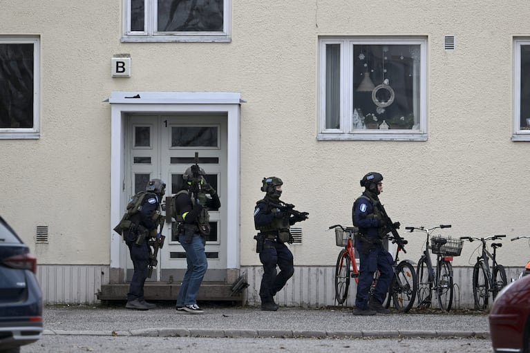 La policía finlandesa recorre la escuela primaria donde un niño abrió fuego y mató a un compañero. (Foto: AFP/Markku Ulander).