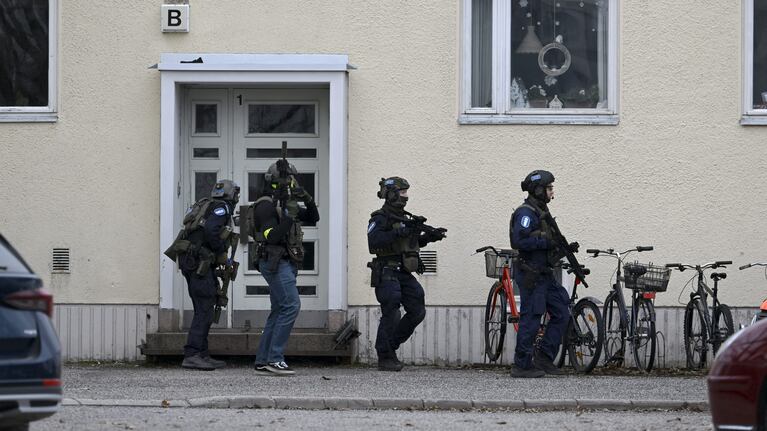 La policía finlandesa recorre la escuela primaria donde un niño abrió fuego y mató a un compañero. (Foto: AFP/Markku Ulander).